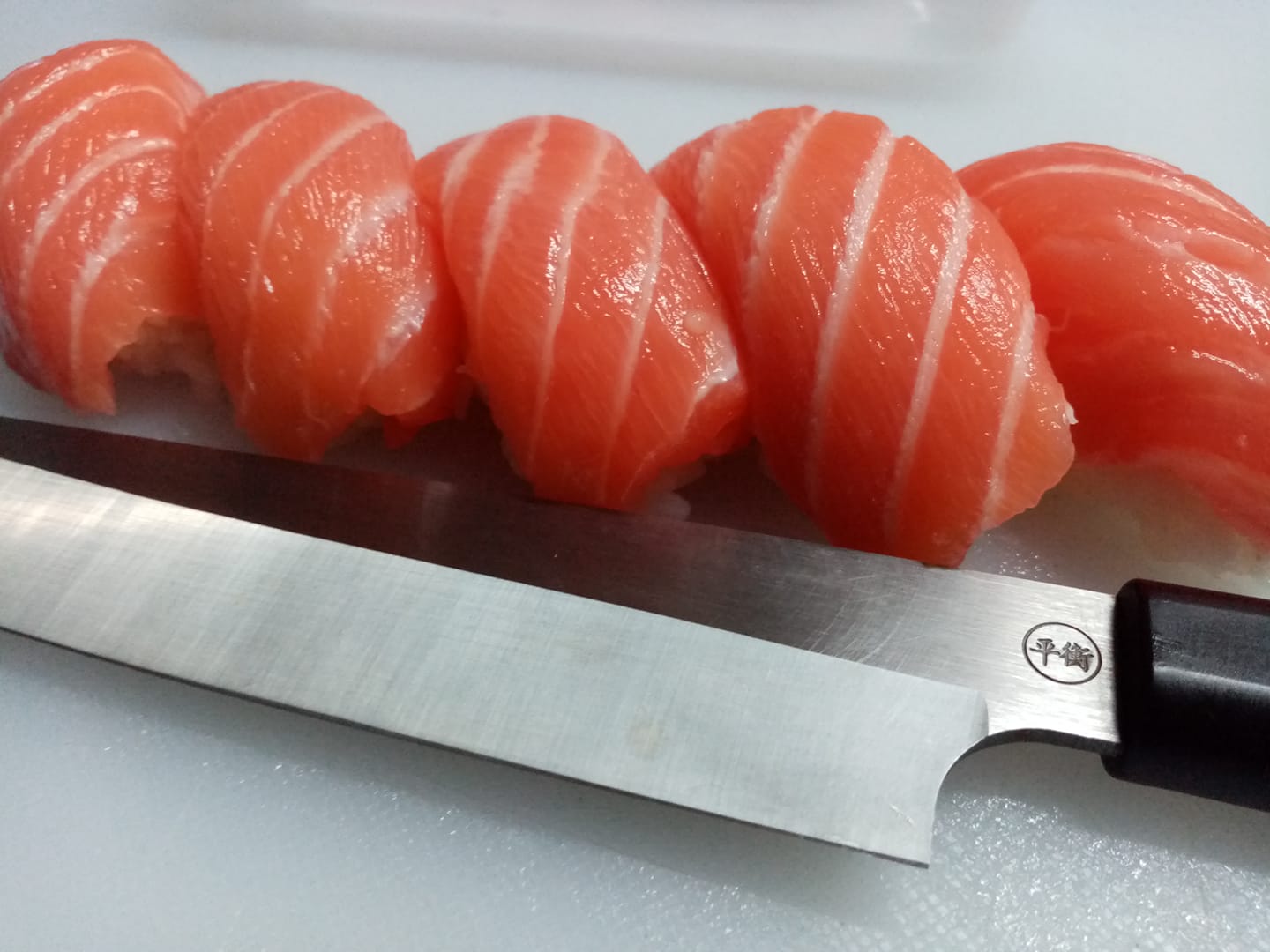 Nigiri saumon au couteau